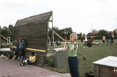 Utövare av olia idrotter, tyngdlyftning,häcklöpning och fotboll medan några vilar, 1970-tal