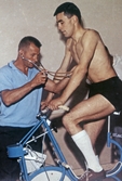 Bandyspelare tränar på testcykel, 1970-tal