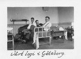 Tre män i sängar i Göteborg.