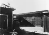 Gävle stad - Söder, ”Gamla Gefle”.
Kvarteret Islandskällan, före detta Södra Varvet 2, första kvarteret 76, Södra Strandgatan 16. Gården sett från boningshuset.
