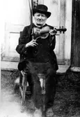 Spelmannen Per Persson Menlös levde i Hedesunda, 23 februari 1833 - 5 februari 1916.Hans mest kända låt var 