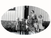 Augusta Karlsson på Tvååker 12:12 med barn och barnbarn. Augusta sitter i mitten med döttrarna Karin (Ingeborg) Karlsson längst till höger och Annie (Linnea) Elofsson baktill, kallad Anny. Flickan till höger om Augusta heter Margit 