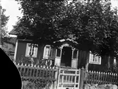 Familj framför hus
