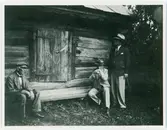 Tre män vid en timmerbyggnad, Söderby-Karl, Uppland