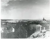 Västerås.
Avfotograferad målning med vy från Djäkneberget mot Mälaren.