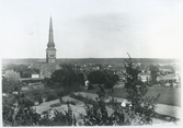 Västerås. 
Vy från gamla vattentornet på Djäkneberget, mot Domkyrkan. 1890-talet.