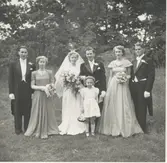 Brudpar med tärnor och bröllopsmarskalker, Livered-Tulebo 1950-06-17. Från vänster: 1. Bengt Mattsson (1928 - 2018). 2. Okänd. 3. Britt Marie Mattsson (1926 - 2016). 4. Hugo Mattsson (1921 - 2017). 5. Eréne Eriksson (1931 - 2016, född Mattsson). 6. Gunnar Pettersson (1925 - 2016). Flickebarnets namnuppgifter saknas.