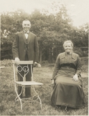 Syskonen Alfred (1863 - 1944) och Ida Niklasson (1872 - 1945), Backen eller Högen (övre gården), okänt årtal. De var barn till Niklas Larsson (1935 - 1909) och Emelia Sandberg (1935 - 1905).