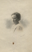 Ateljéporträtt av Matilda Pettersson (1886 - 1965), Backen eller Högen 