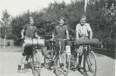 Tre killar är på cykelutflykt, Backen eller Högen 1940. Från vänster: Gunnar Pettersson, brodern Karl Gustav Pettersson och kusinen Lars Olof 