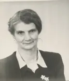 Ateljéporträtt av Ester Pettersson (1894 - 1988, född Fredriksson), Livered, Högen. Okänt årtal.