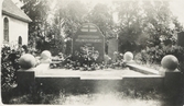 Familjegrav tillhörande hemmansägaren Carl August Alm (1840 - 1926), Ekans gård, Kållereds kyrkogård okänt årtal. Kyrkans gavel skymtar till vänster.