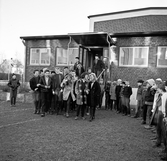 Barn utgående från skolbyggnad