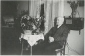 Johan Gustafsson (1867 - 1956) uppvaktas i hemmet, Kållered Stom 1:3 