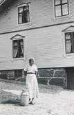 Ingeborg Gustafsson (1901 - 1987, gift Johansson) står på gårdsplanen utanför hemmet, Kållered Stom 