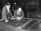 Larsson och Jämthed vid arbetsbord på Centralverkstäderna, 1970-tal