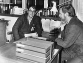Bleckslagarmästare Tengblad med kollega på kontoret på Centralverkstäderna, 1970-tal