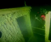 Patrik Höglund tittar in i övre delen ”bygget”/styrhytten på Vestas babordssida.