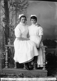 Två kvinnor i sjukvårdsuniform, Östhammar, Uppland