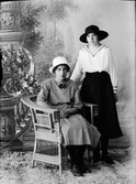 Ateljéporträtt - två kvinnor i hatt, Östhammar, Uppland