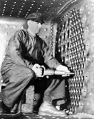 Pannsplåtslagare Oskar Zetterberg diktartuber efter pressning, 1950-tal