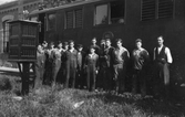 Samling utanför lokverkstaden på Centralverkstäderna, 1940-tal