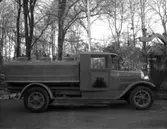 Tankbil på Trädgårdsgatan i Viken. Bilden tagen runt 1930.