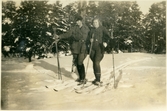 Två unga kvinnor som åker skidor. Eventuellt är den ena kvinnan Ingrid Eiserman