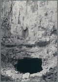 Ingången i kalkstenslagret till ett ”schakt” varur kalksten och alunskiffer brutits