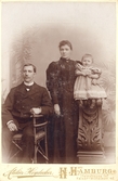 Emigranterna Konrad och Johanna Lindmark med dottern Anny Linnéa i Hamburg, 1898