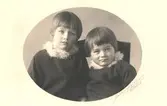 Porträtt av Linnea och Lilian Johnsson, Örebro, 1926