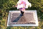 Vernon P. Lundeens gravsten, 1976