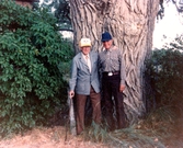 Två män framför trädet som deras far planterade på farmen han köpte i Billings, Montana i USA, 1982