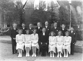 Konfirmation, 14 konfirmander och kyrkoherde Bäcklund. 
Längbro kyrka.