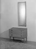 Byrå och spegel