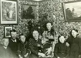 Hela familjen Hansson på Guntofta 1:4, troligen vid juletid. Tidigare hette gården Börje Månsgård.
Från vänster: Einar f 3/2 1885 d 30/12 1970, Edward, Ragnar f 15/10 1887 d 1274 1973, Elfrida, Sigurd f 31/1 1890 d 20/5 1973, Ingeborg f 18/11 1879 d 29/10 1907, Signe f 19/9 1881 d 26/7 1981, Dagmar f 15/6 1883 d 12/9 1977.