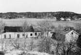 Gården på Guntofta1:4, Släp, tidigare Börje Månsgård, sedd från höjd i väster. Här bedrevs lanthandel och lantbruk 1850-1957 och därefter beboddes gården av syskonen Hansson fram till 1981.
(Se även bildnr VMA10905_38_1-3)