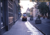 Renhållningsfordon rengör trottoar utanför Sparbanken på Drottninggatan, 1989