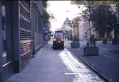 Renhållningsfordon rengör trottoar utanför Sparbanken på Drottninggatan, 1989
