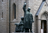 Statyn framför Olaus Pertri kyrka, 1989