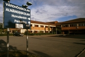 Skylt visar mot entrén till Vårdhögskolan Alnängsskolan, 1989