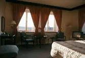 Hotellrum i Örebro med fönster mot Allehandaborgen, 1989