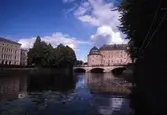 Svartån flyter förbi Örebro gamla teater mot Storbron och Örebro slott, 1989