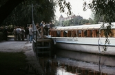 Passagerare stiger ombord på turistbåten Hjelmare kanal vid Hamnplan, 1975-1980