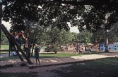 Lekplats i stadsparken, 1980-tal
