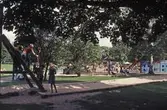 Lekplats i stadsparken, 1980-tal