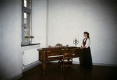 Slottsguide Christel Wedhäll vid piano på Örebro slott, 1985