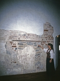 Slottsguide Christel Wedhäll visar tegelmur på Örebro slott, 1985
