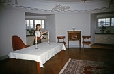 Slottsguide Christel Wedhäll tänder ljus på Örebro slott, 1985