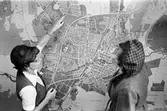 Visning av Örebrokarta på turistbyrån, 1970-tal